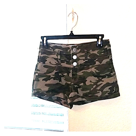 High waisted camo shorts - Picture 1 of 5